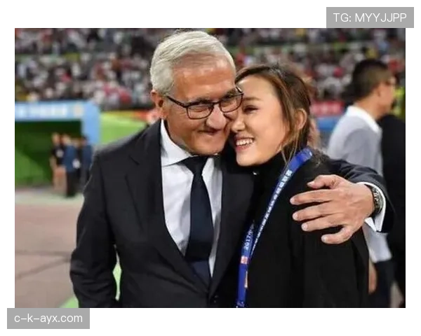 中超新援恋情曝光，与当红女星牵手引球迷热议