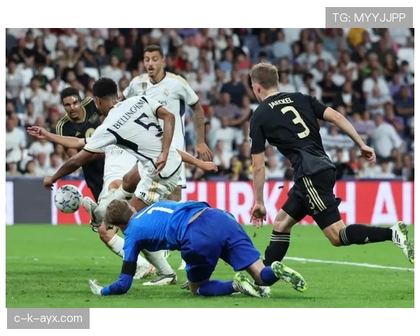 罗德里戈亲密互动皇马球迷,彰显团队凝聚力与坚定支持