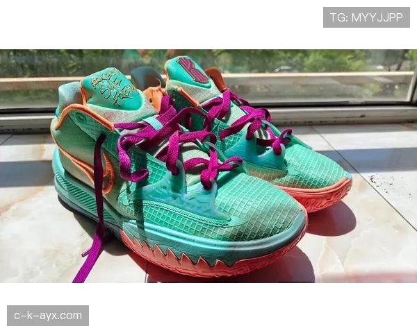 欧文又换发型了？训练迟到还穿限量球鞋去超市买椰子水